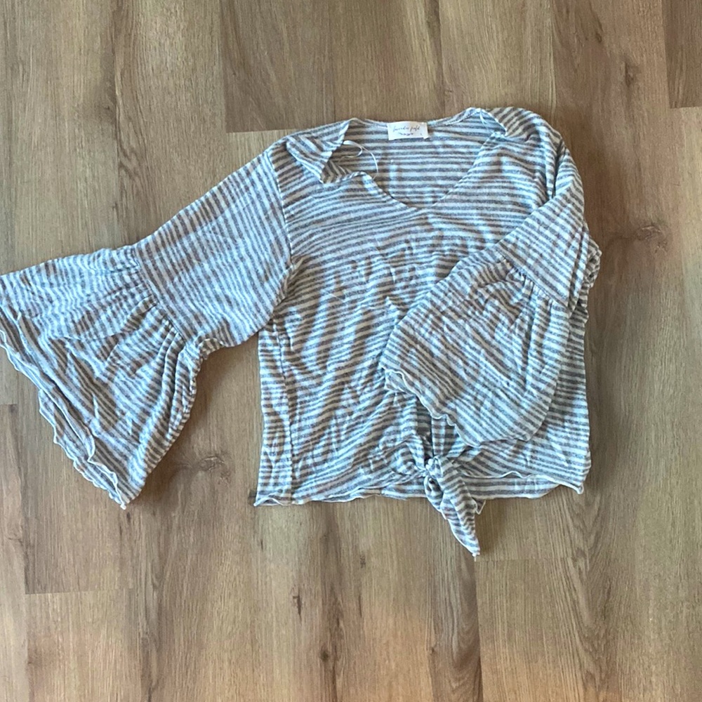 Adorable cropped shirt with bell sleeves